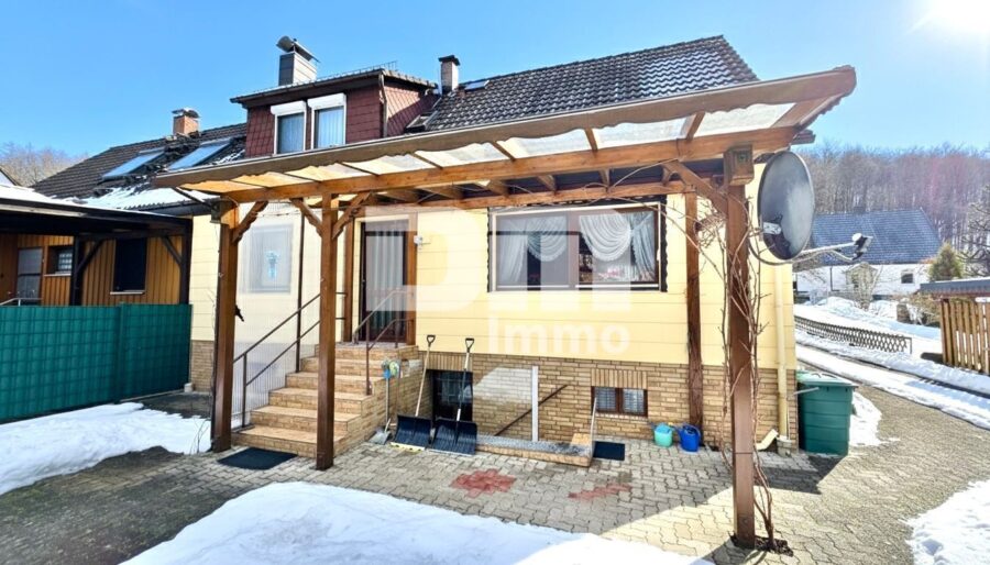 Modernisierte DHH mit Doppelgarage und 2x Carport in Traumlage inkl. Bachlauf - Rückansicht